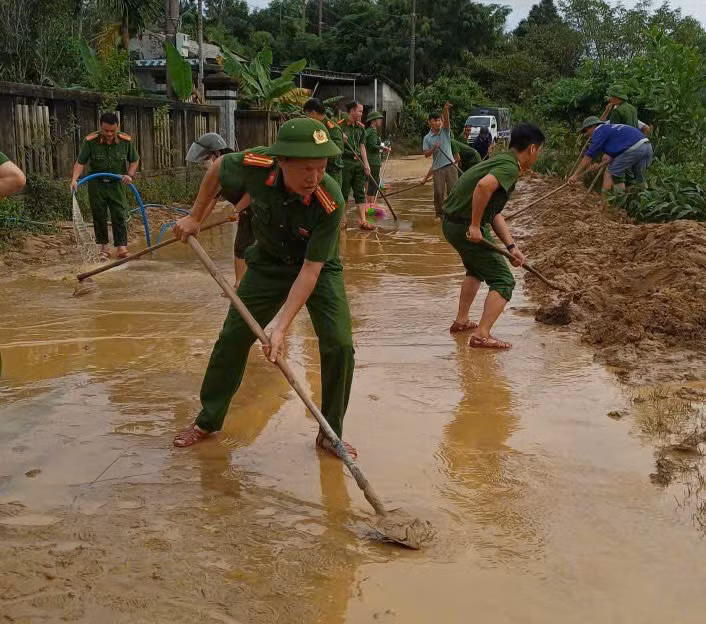 Cục Y tế, Bệnh viện 199 Bộ Công an và Công an TP Huế phun khử khuẩn, làm sạch môi trường sau mưa lũ -0