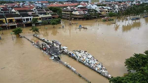 “Nước rút đến đâu, dọn đến đó” – Hội An đồng lòng khôi phục phố cổ sau lũ dữ