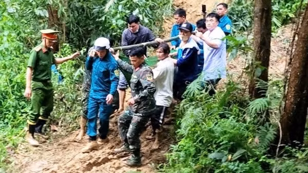 Lan tỏa hình ảnh Công an xã vượt qua khu vực lũ dữ, sạt lở núi để đưa sản phụ đến cơ sở y tế