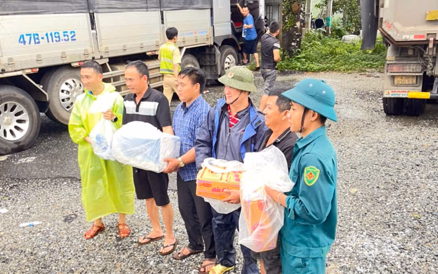 Lũ vượt mốc lịch sử, Công an băng rừng, vượt lũ cứu dân -0