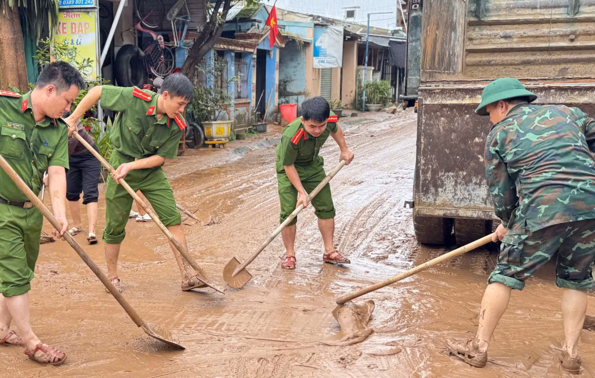 Khẳng định vai trò của lực lượng Công an trong ứng phó cơn “đại hồng thủy” -0