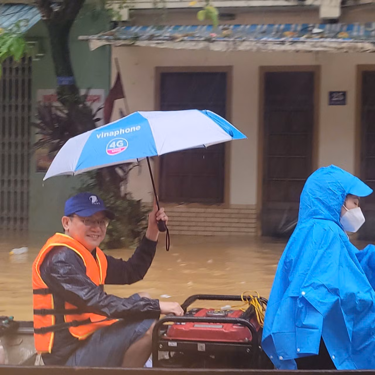 “Sóng xanh” vượt lũ, đem bình an tới bà con miền Trung -0