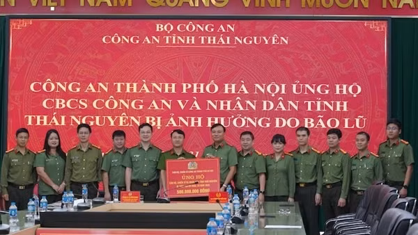Công an TP Hà Nội thăm hỏi, trao quà ủng hộ nhân dân và CBCS &nbsp;Công an 3 tỉnh khắc phục hậu quả bão lũ