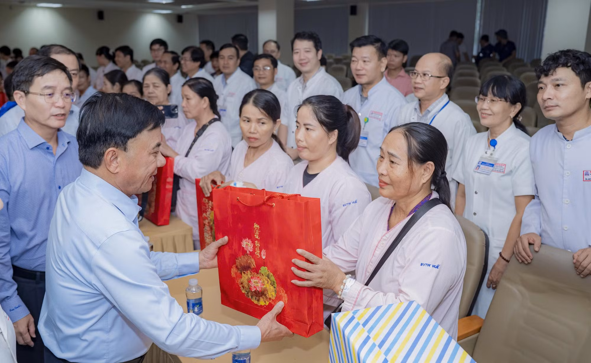 Thường trực Ban Bí thư Trần Cẩm Tú thăm, kiểm tra công tác ứng phó và khắc phục hậu quả mưa lũ tại Huế -0