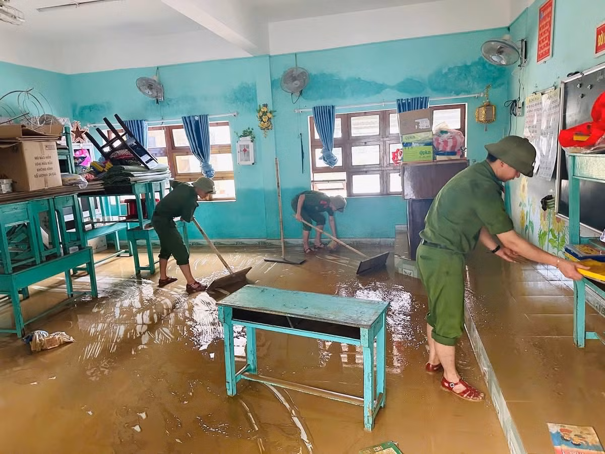 Nước lũ rút rồi, Đà Nẵng giúp dân dọn dẹp thôi! -0