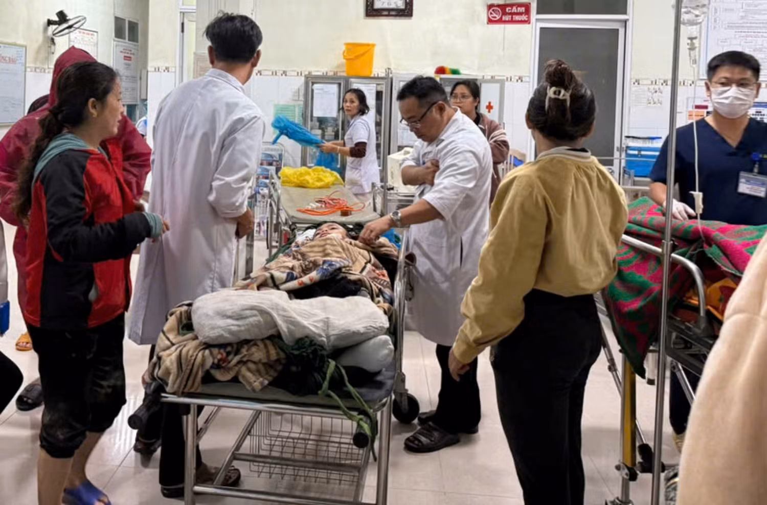 Lũ vượt mốc lịch sử, Công an băng rừng, vượt lũ cứu dân -0