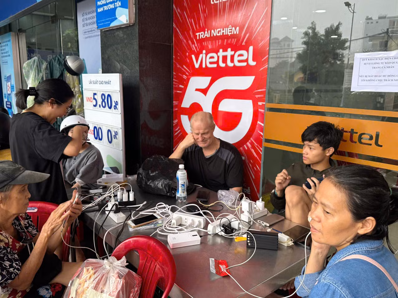 Sóng Viettel tại Huế và Đà Nẵng duy trì ổn định trong lũ dữ -0