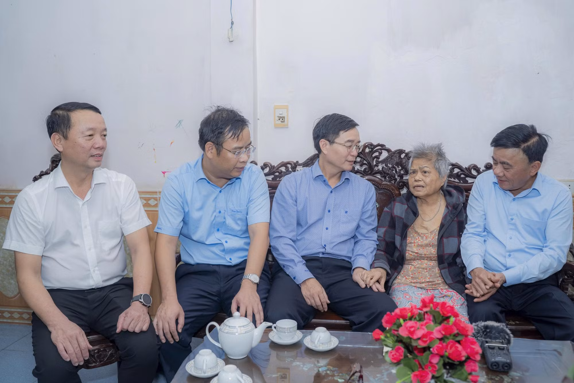 Thường trực Ban Bí thư Trần Cẩm Tú thăm, kiểm tra công tác ứng phó và khắc phục hậu quả mưa lũ tại Huế -0