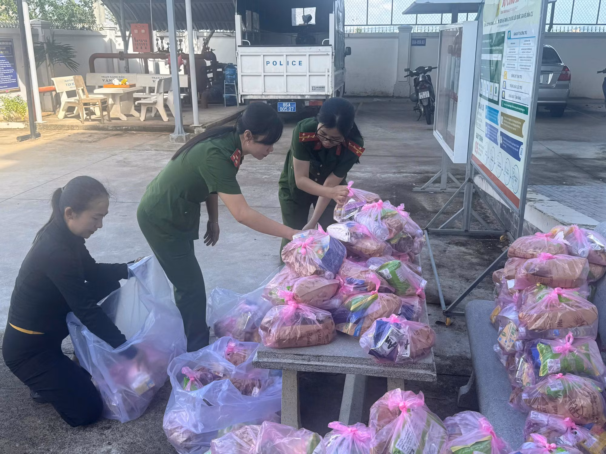 Công an Lâm Đồng tích cực ứng phó, cứu trợ người dân trong mưa lũ -0