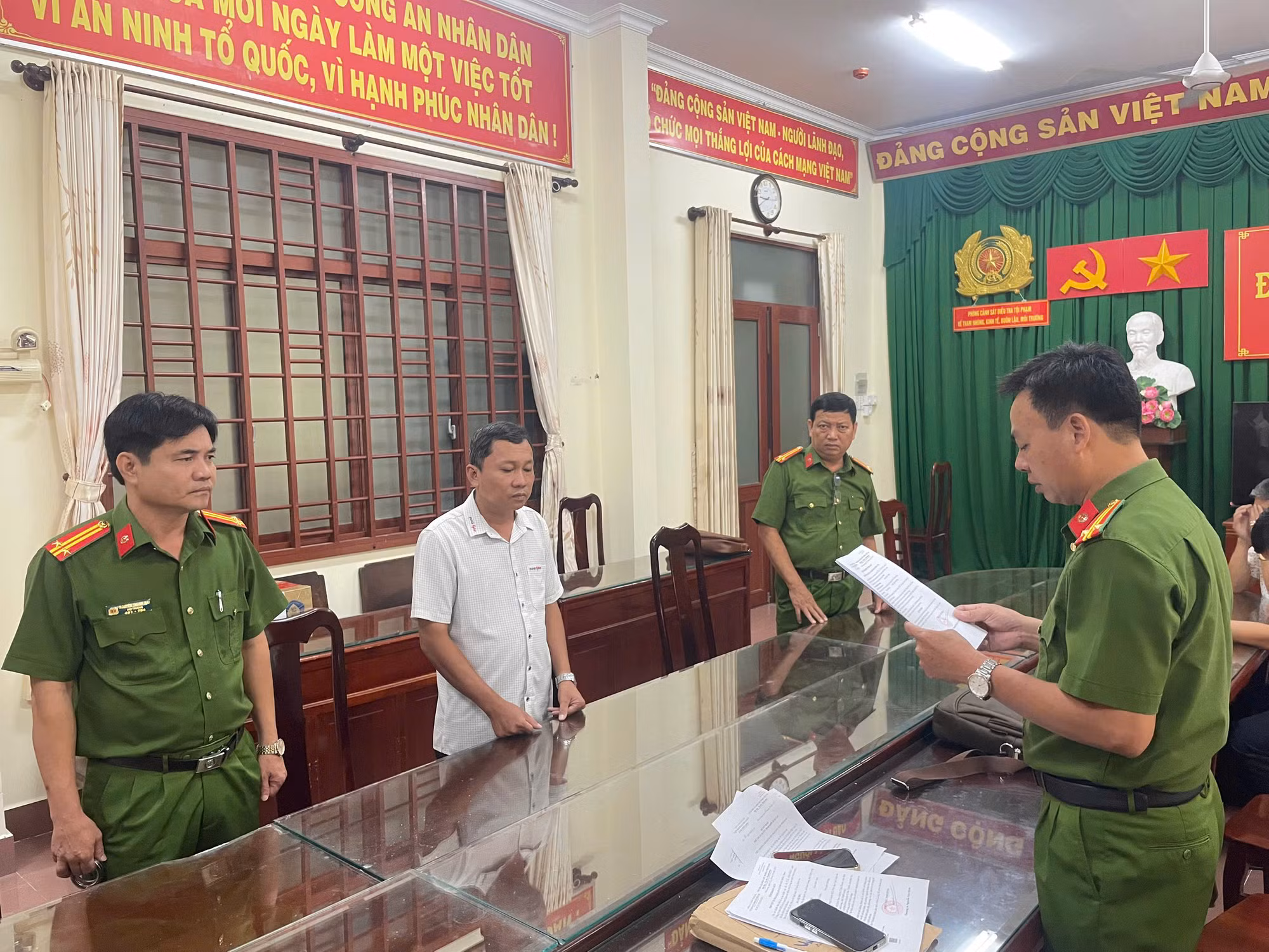 gen-h-ảnh bắt tạm giam.jpg -0