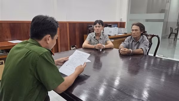 Hai cha con bị bắt cùng có lệnh truy nã