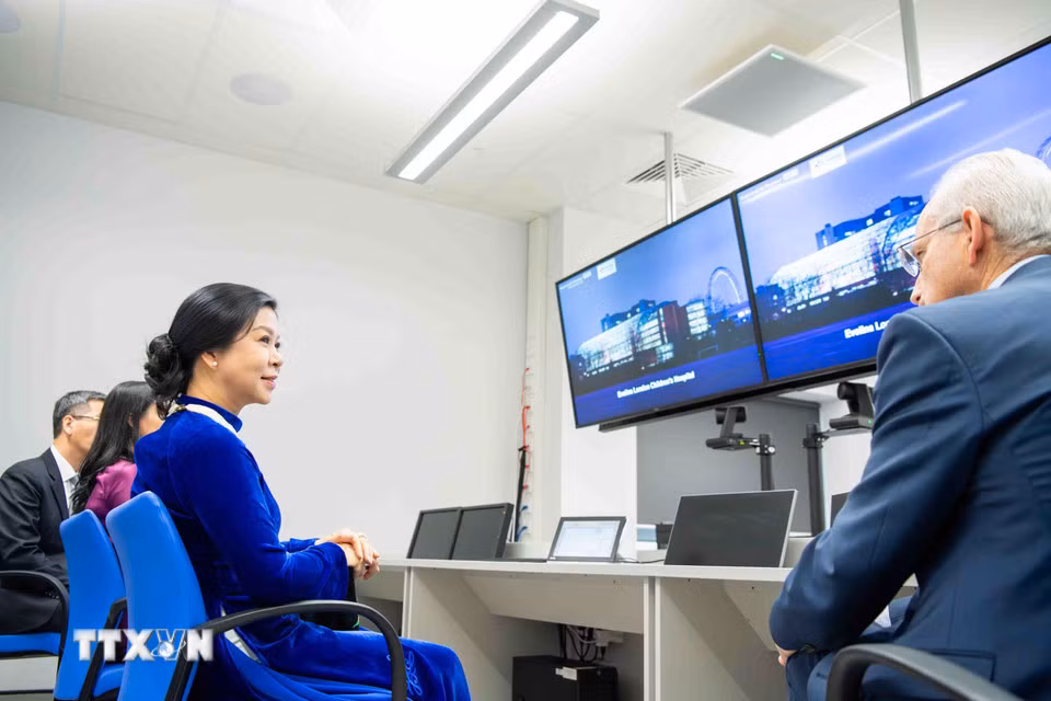 Phu nhân Tổng Bí thư Ngô Phương Ly thăm Bệnh viện Nhi Evelina London -2