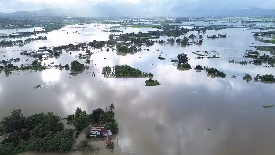 Dồn sức giúp dân trong lũ dữ -0