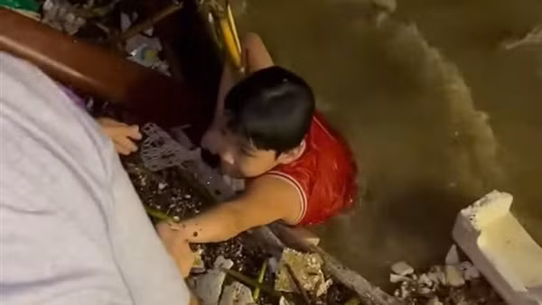 Cứu sống bé trai bị nước lũ cuốn trôi trên sông Hàn
