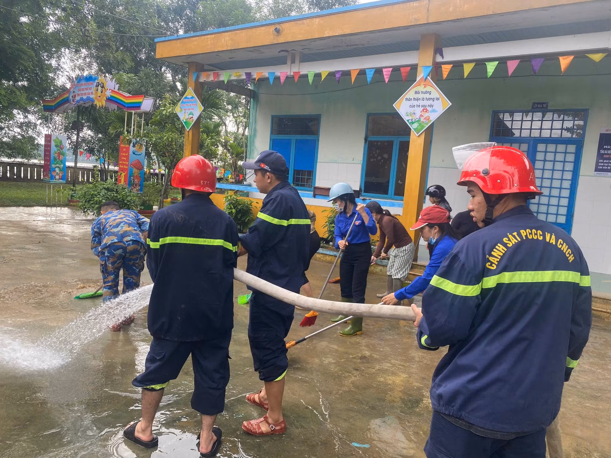 Nước lũ rút rồi, Đà Nẵng giúp dân dọn dẹp thôi! -1