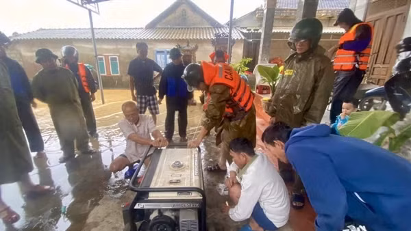 Công an xã, phường ở Huế triển khai trạm sạc điện thoại lưu động giữa vùng mưa lũ