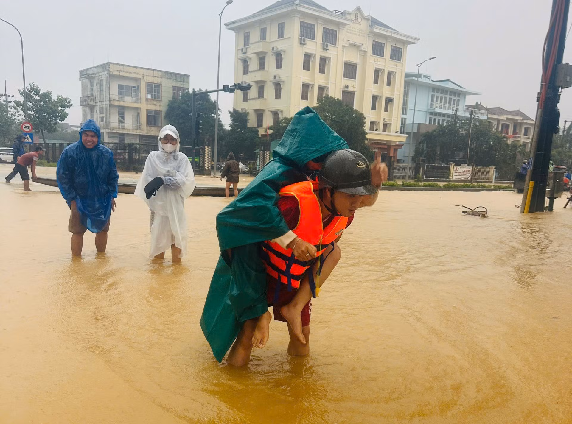 TP Huế lý giải lũ trên sông Hương dâng cao 2 lần đạt đỉnh -0