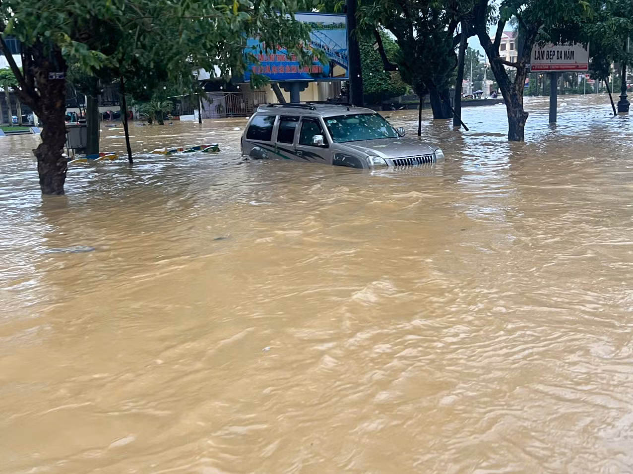 Lợi dụng cứu trợ lũ lụt để phát hàng hết hạn, quảng cáo cờ bạc; xử lý hành vi nâng giá mùa lụt -0