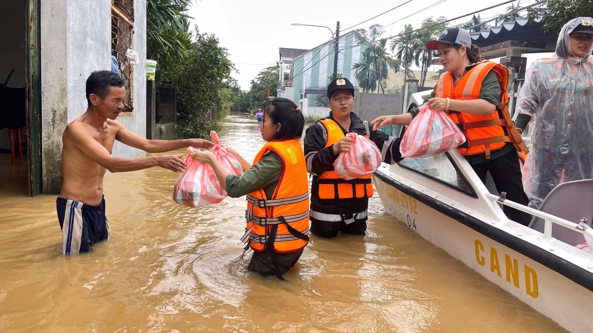 Bệnh viện 199 và Đoàn Cảnh sát đặc nhiệm số 3: Hành trình nhân ái giữa biển nước -0