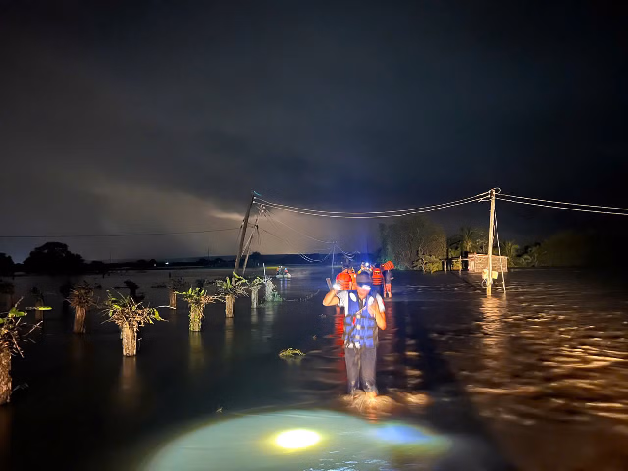 Công an Lâm Đồng tích cực ứng phó, cứu trợ người dân trong mưa lũ -0