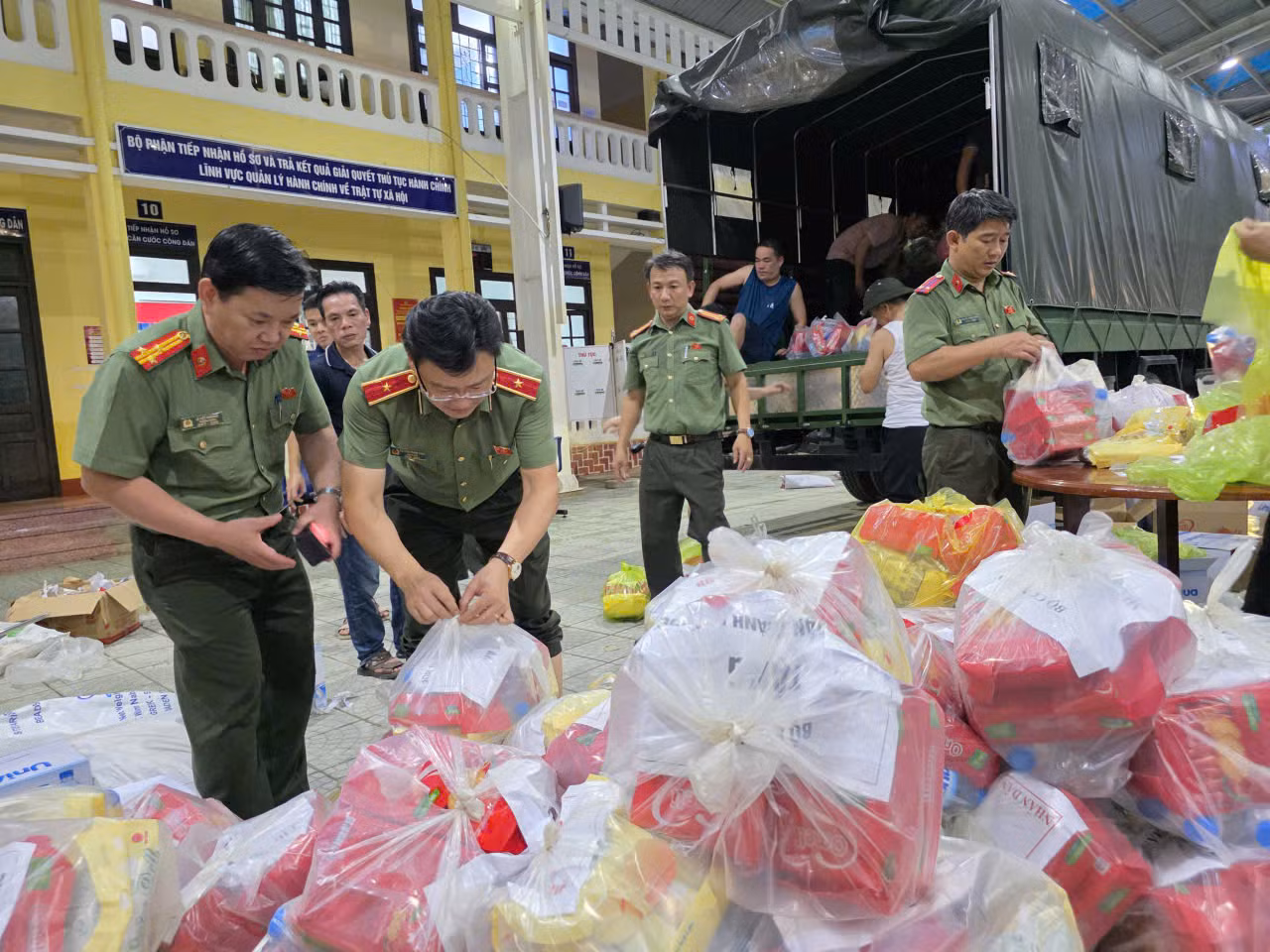 Bộ Công an trao tặng người dân vùng lũ TP Huế 30 tấn hàng hóa -0
