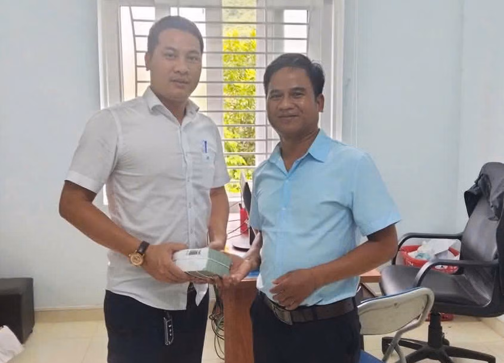 Nhặt được 500 triệu đồng, một công chức trình báo chính quyền tìm người bỏ quên -0