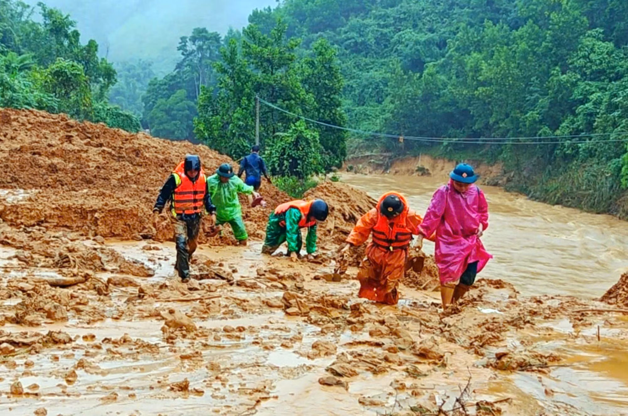 Khẳng định vai trò của lực lượng Công an trong ứng phó cơn “đại hồng thủy” -0
