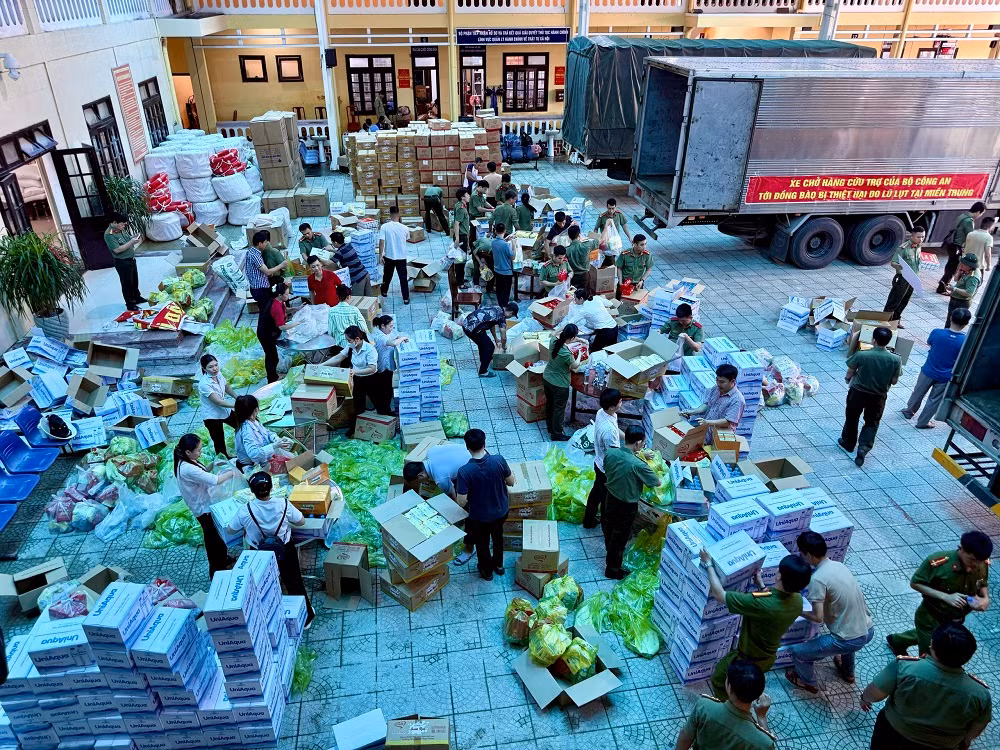 Bộ Công an trao tặng người dân vùng lũ TP Huế 30 tấn hàng hóa -0