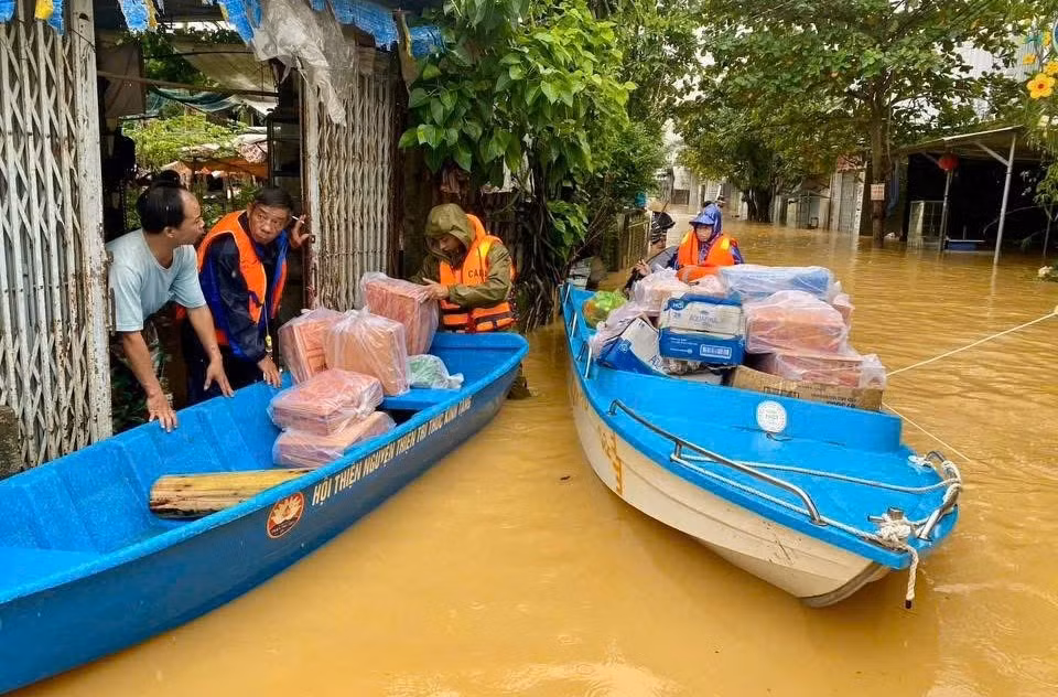 Công an TP Huế - điểm tựa vững chắc giúp người dân vượt qua thiên tai -0