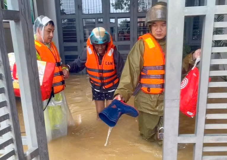 TP Huế còn hơn 13.000 ngôi nhà ngập trong lũ, quốc lộ 1 thông tuyến -0
