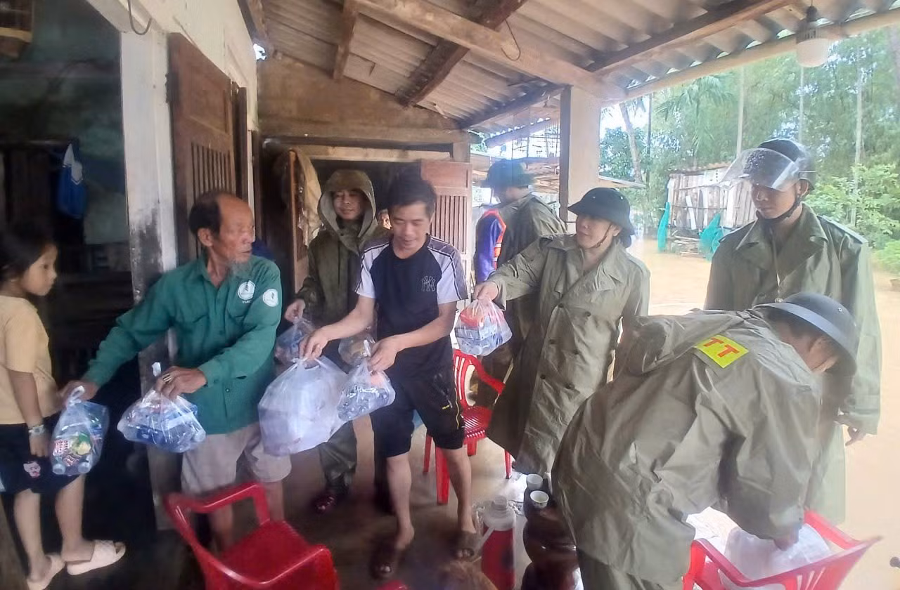 Công an TP Huế - điểm tựa vững chắc giúp người dân vượt qua thiên tai -0