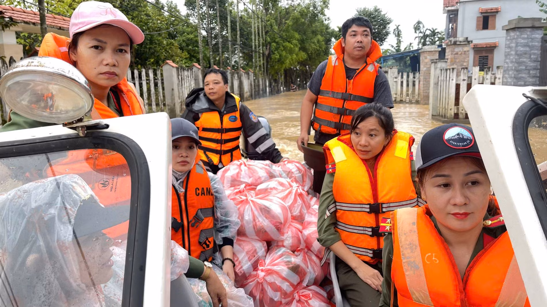 Bệnh viện 199 và Đoàn Cảnh sát đặc nhiệm số 3: Hành trình nhân ái giữa biển nước -0