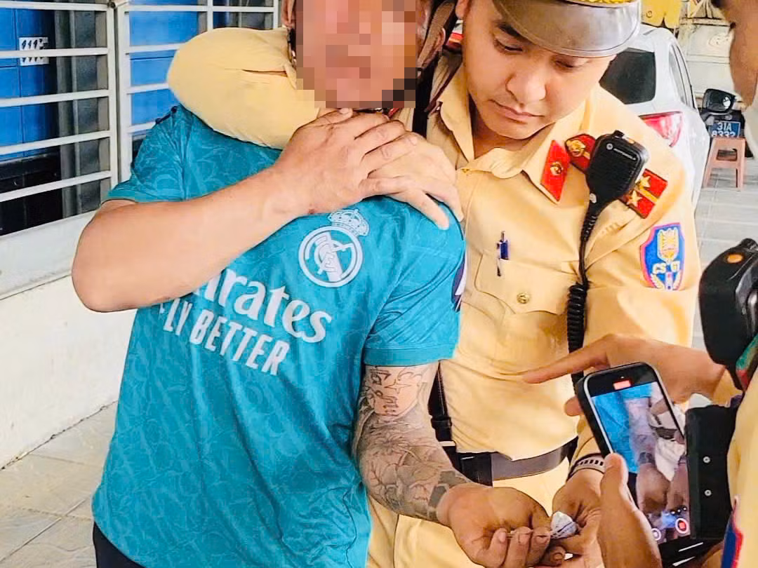Tuần tra địa bàn, Cảnh sát khóa tay đối tượng mang ma túy trong người -0