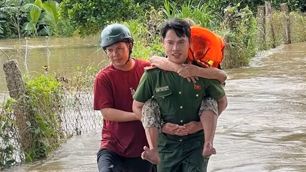 Công an tỉnh Lâm Đồng xuyên đêm dầm nước, cứu trợ người dân