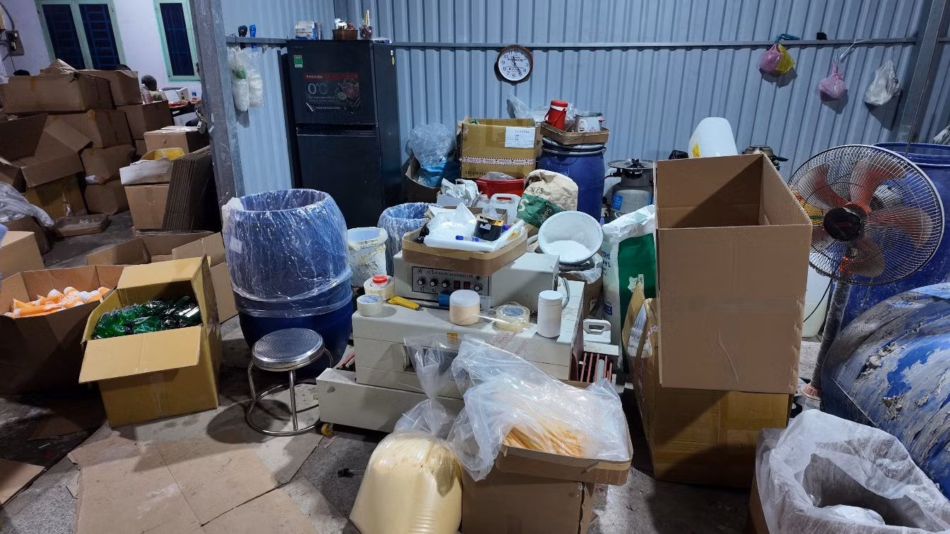 Triệt phá đường dây sản xuất, buôn bán hàng ngàn mỹ phẩm giả quy mô lớn -5