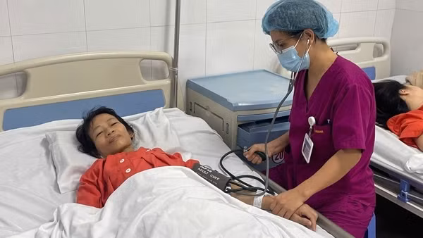 Chỉ điều trị thuốc nam, người phụ nữ phải mang khối u tử cung "khổng lồ"