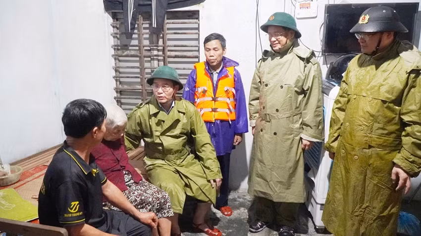 Xuyên đêm tìm 5 người mất tích, Công an tiếp tế nhu yếu phẩm đến từng hộ dân ngập lụt nặng -1