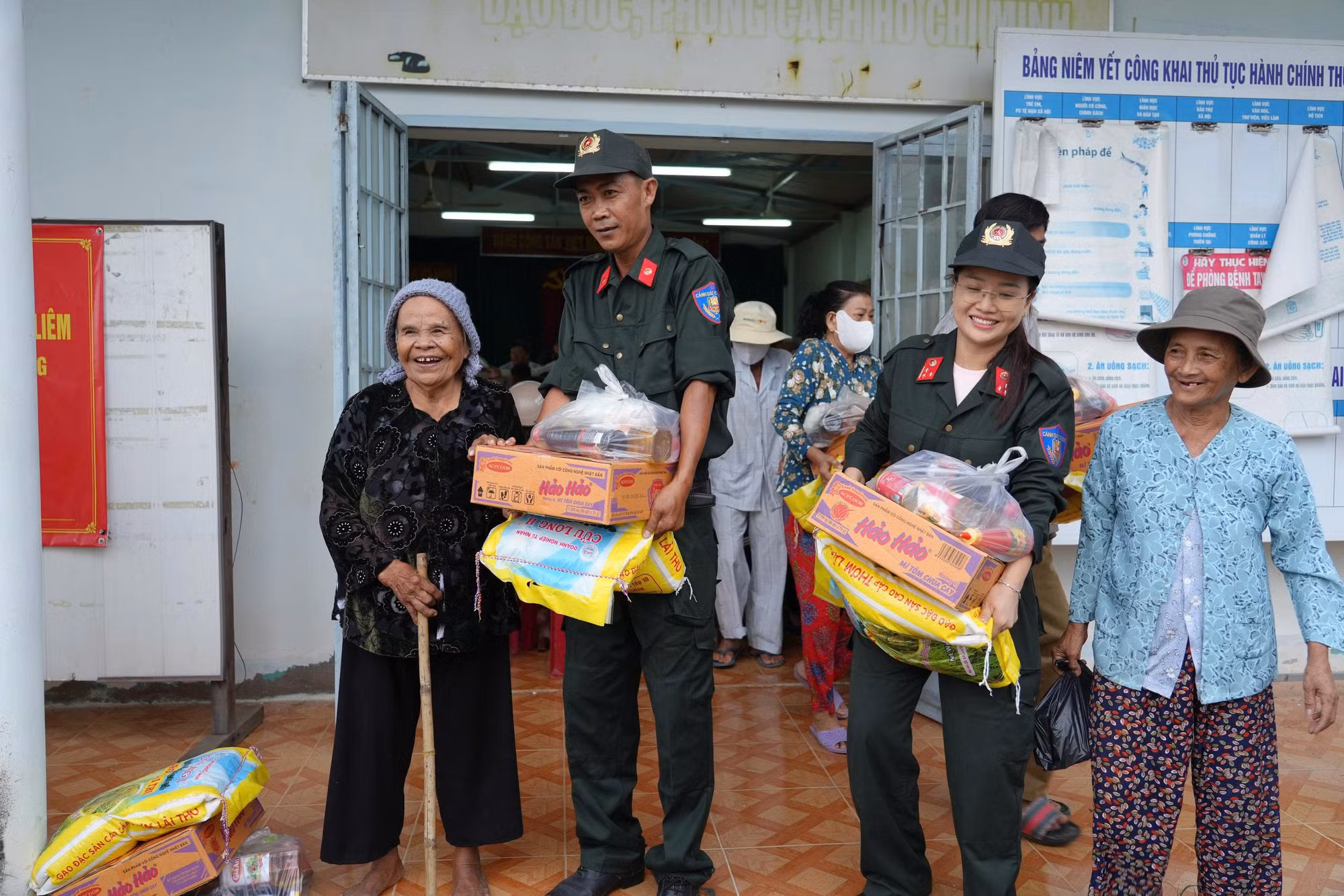 Công an Lâm Đồng tích cực ứng phó, cứu trợ người dân trong mưa lũ -0