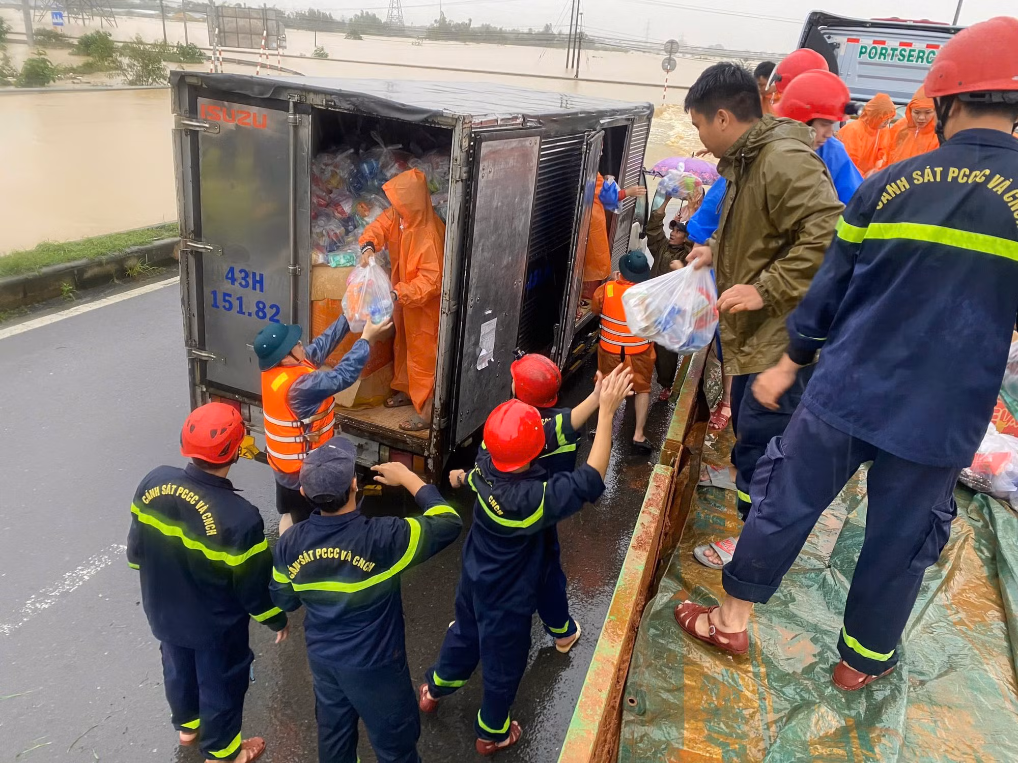 Nước lũ rút rồi, Đà Nẵng giúp dân dọn dẹp thôi! -0
