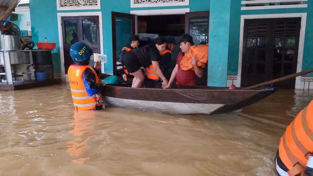 Bệnh viện 199 và Đoàn Cảnh sát đặc nhiệm số 3: Hành trình nhân ái giữa biển nước -2