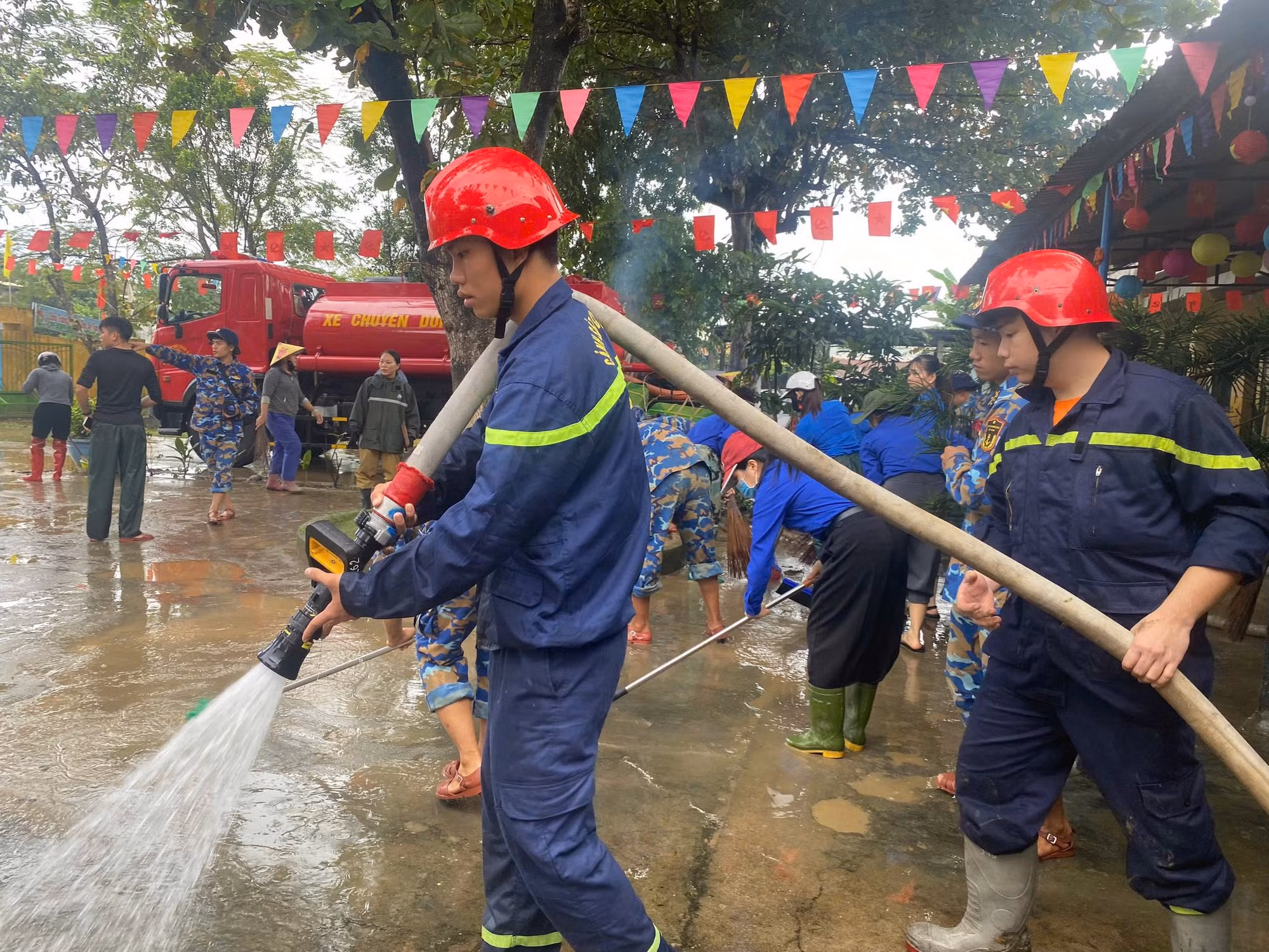 Nước lũ rút rồi, Đà Nẵng giúp dân dọn dẹp thôi! -0