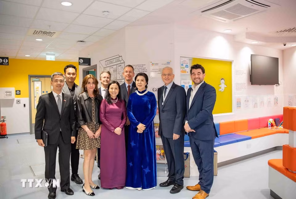Phu nhân Tổng Bí thư Ngô Phương Ly thăm Bệnh viện Nhi Evelina London -0