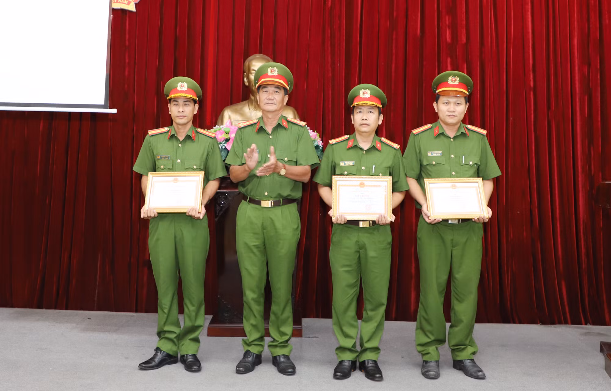 Khen thưởng nóng 3 cán bộ Công an xã có thành tích trấn áp tội phạm -0