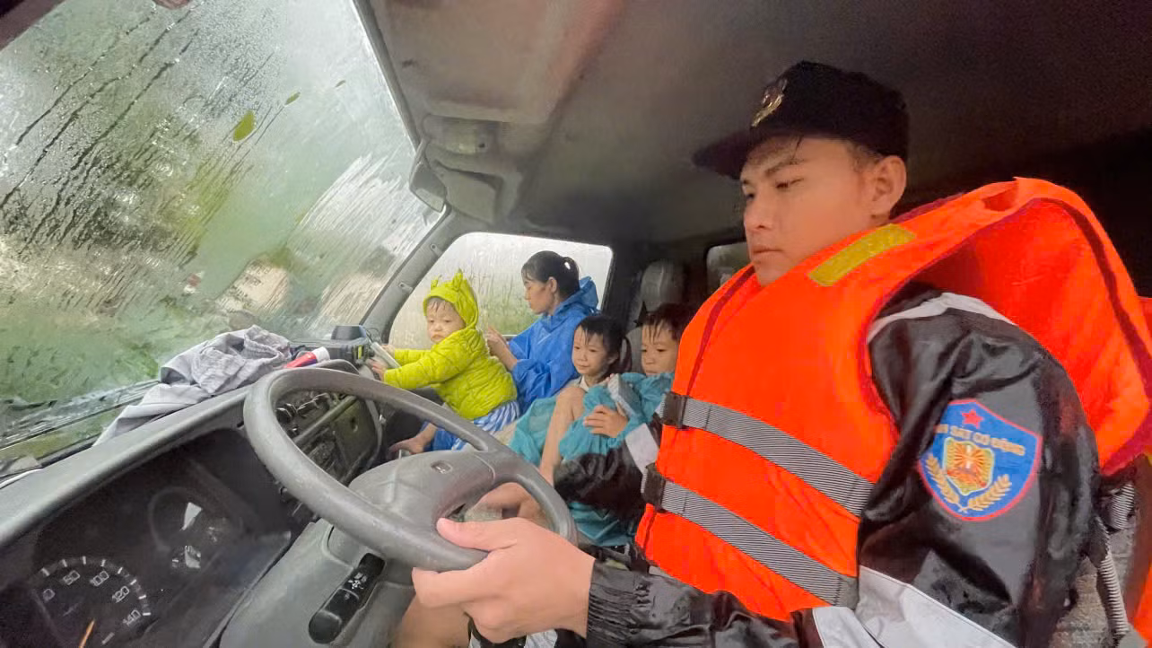 Bệnh viện 199 và Đoàn Cảnh sát đặc nhiệm số 3: Hành trình nhân ái giữa biển nước -2