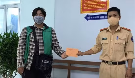 Thượng uý Công an tìm, trả lại tài sản cho người đánh rơi ảnh 2
