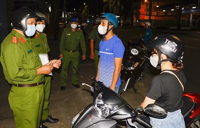 Lực lượng Công an thành phố dừng, kiểm tra các phương tiện lưu thông tất cả các tuyến đường trên địa bàn quận.