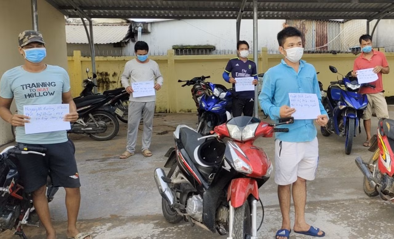 Hai chủ quán và 9 người tụ tập đánh bida, uống cà phê bị phạt 165 triệu đồng -0