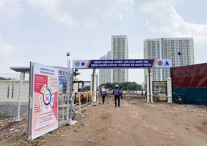 Bắt đầu được khởi công xây dựng từ ngày 24/7, Bệnh viện dã chiến tại quận Hoàng Mai quy mô 3,5 ha do Bệnh viện Đại học Y làm chủ đầu tư. Nơi đây sẽ được dùng để điều trị những bệnh nhân COVID-19 nặng và nguy kịch.