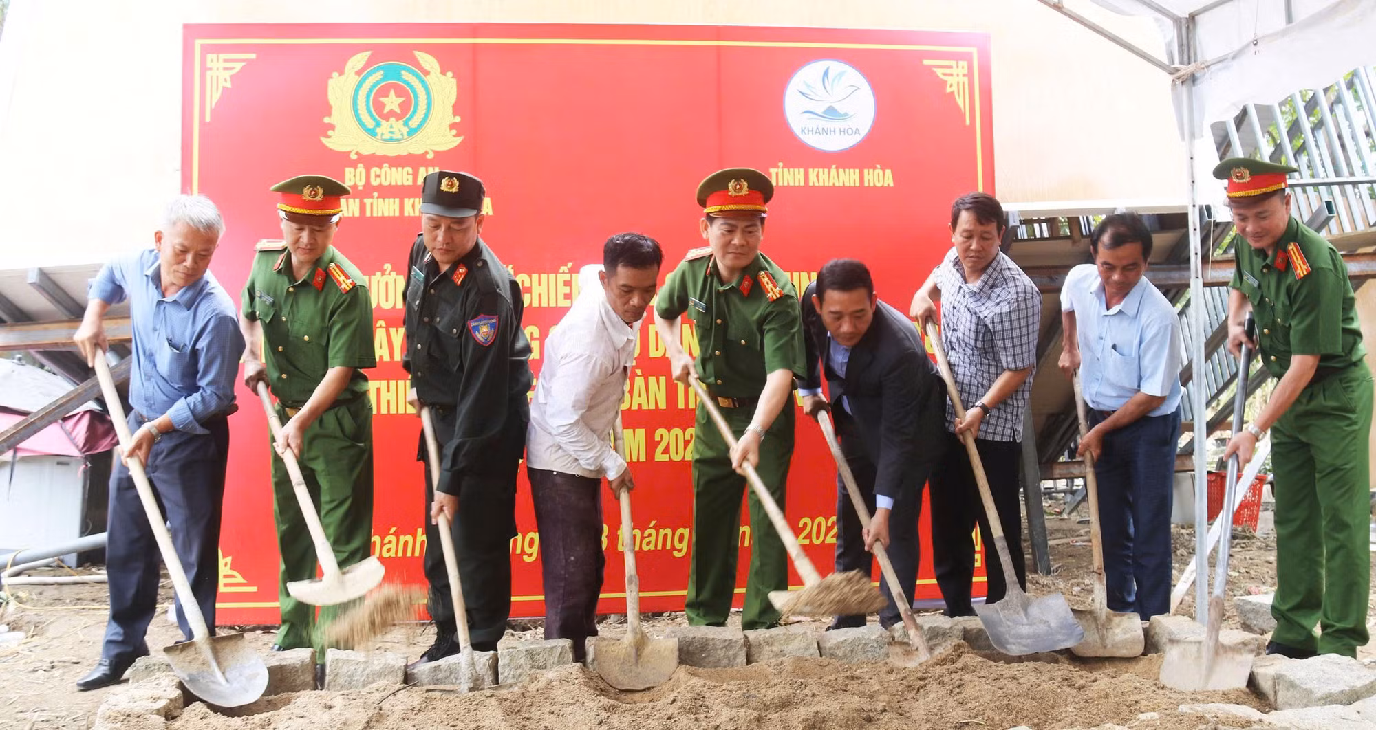 Công an tỉnh Khánh Hòa khởi công xây dựng 15 căn nhà tặng người dân bị thiệt hại do mưa lũ -0