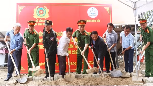 Công an tỉnh Khánh Hòa khởi công xây dựng 15 căn nhà tặng người dân bị thiệt hại do mưa lũ
